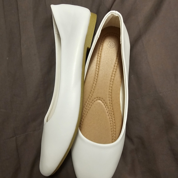 NWOT White Women's Flats - Picture 2 of 3